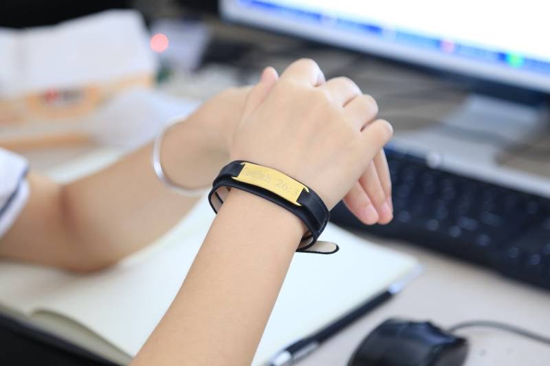 Benutzerdefinierte Sterling Armband, Leder Armreif, Gold Farbe Charm Mit Handschrift, Name Und Nummer Eingraviert, Erinnerungsgeschenk Für Männer von weimeiOrnaments