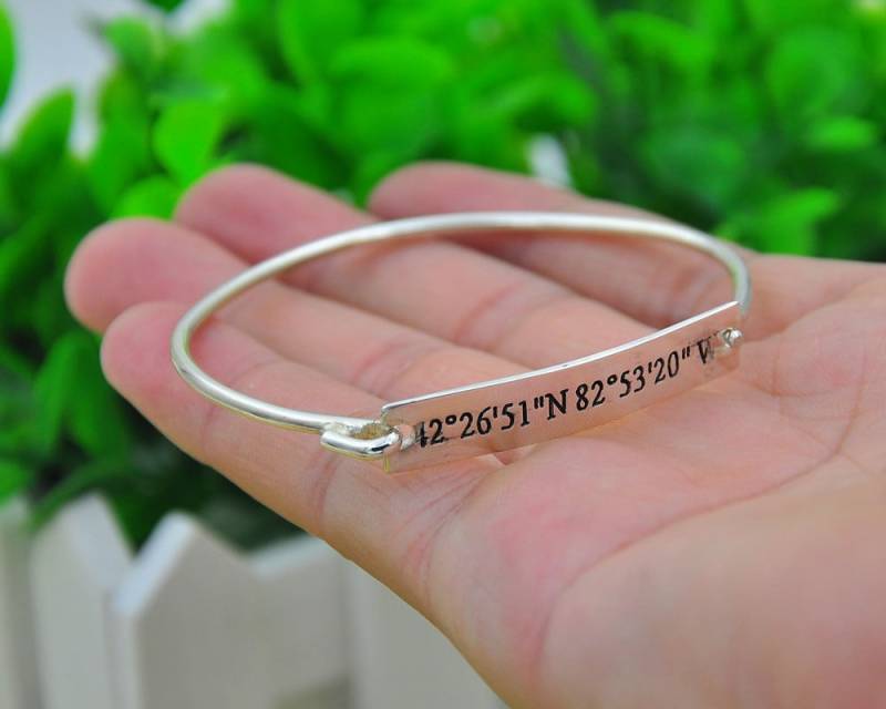 Breitengrad Längengrad Armband Armreif, Personalisierter Dünner Gravierter Handstempelarmband, Benutzerdefinierter Erinnerungsschmuck Breitengrad Längengrad Armband Armreif, Personalisierter Dünner Gravierter Handstempelarmband, Benutzerdefinierter Erinnerungsschmuck von weimeiOrnaments