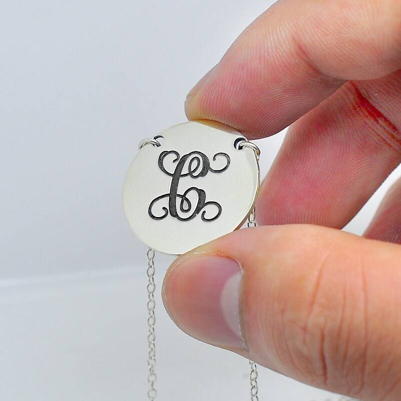 Eingravierten Monogramm Scheibe Neckalce, Hand Stempel Einzelne Anfängliche, 925 Silber, Frauen Mode Tropfen Pendent, Benutzerdefinierte Brief, Bff von weimeiOrnaments