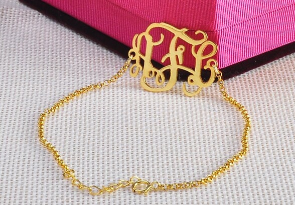 Gold Monogramm Armband, Personalisierte 3 Initial Typenschild Charm Buchstabe Geschnitten Monogrammed Schmuck, Bff Weihnachtsgeschenk von weimeiOrnaments