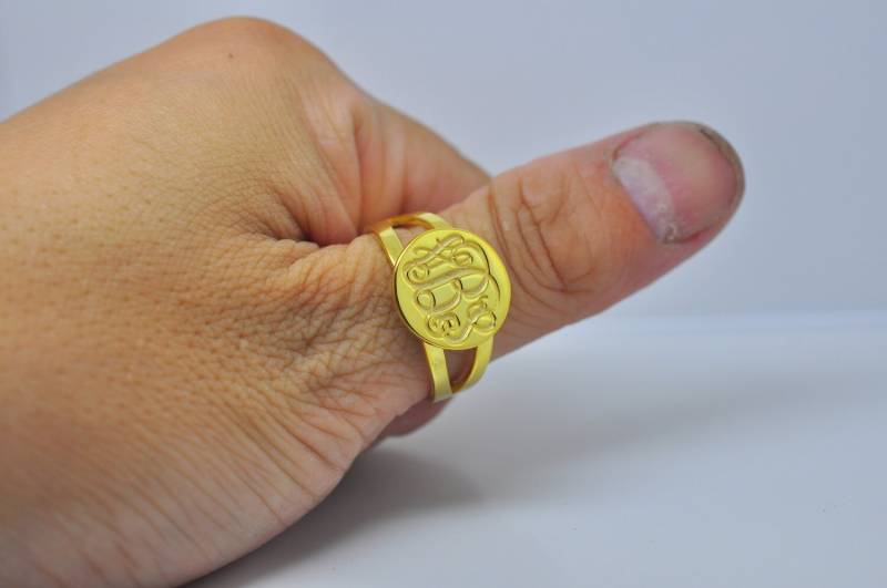 Goldene Versilbert Graviert Monogramm Ring, Silberne Scheibe Stempel Initiale, Personalisierte Namen, Modeschmuck, Geschenk Weihnachten von weimeiOrnaments