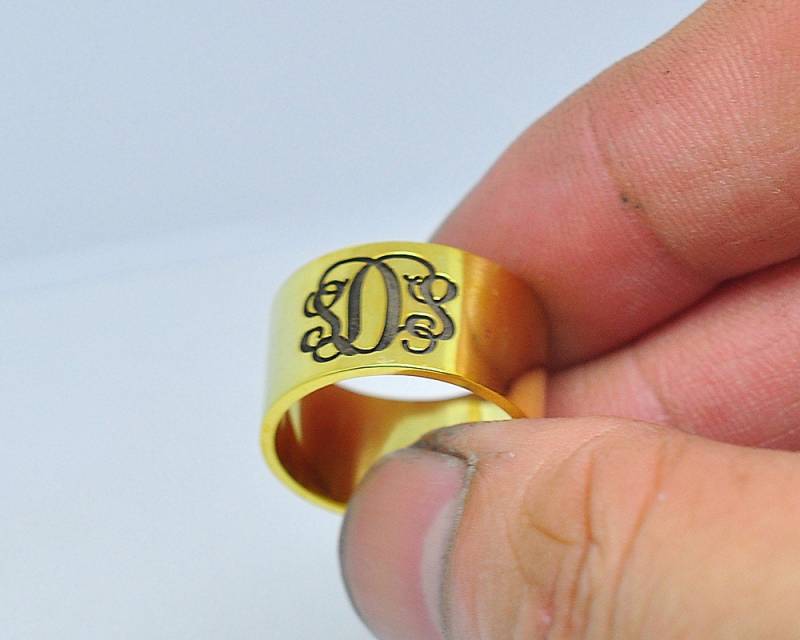 Goldmonogrammring, Personalisierte Gravierte Anfangsbreitband, Handstempelbuchstabe, Retro Unisex Schmuck, Weihnachtsgeschenk von weimeiOrnaments