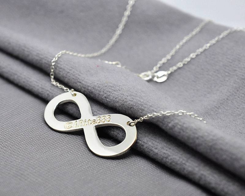 Handstempel Name Infinity Halskette, Personalisierter Gravierter Anhänger Mit Initiale, Sterlingsilber, Bff Abschlussschmuck, Weihnachtsgeschenk von weimeiOrnaments