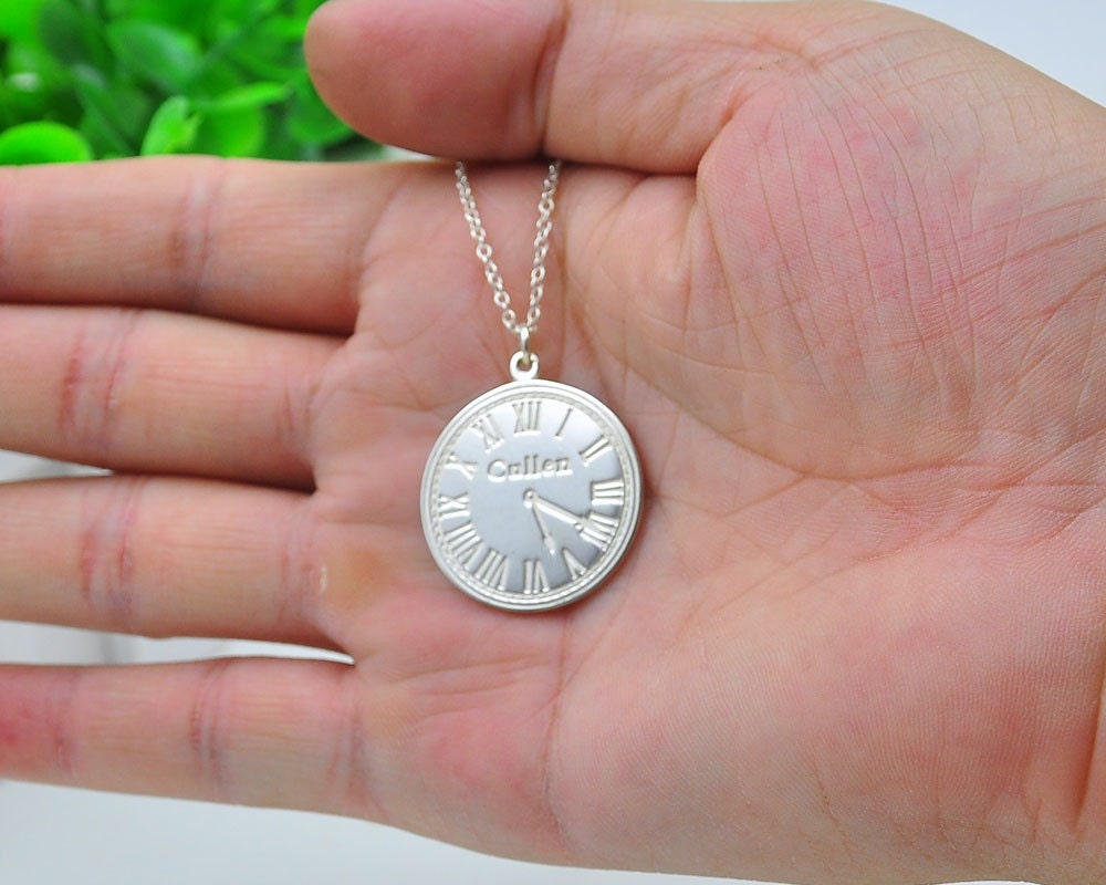 Kreative Stempel Kettenuhr, Design, Die Ihren Namen Graviert, Angepasst Ihre Zeit, Silberne Scheibe Halskette, in Erinnerung Schmuck Kreative Stempel Kettenuhr, Design, Die Ihren Namen Graviert, Angepasst Ihre Zeit, Silberne Scheibe Halskette, in Erinnerung Schmuck von weimeiOrnaments