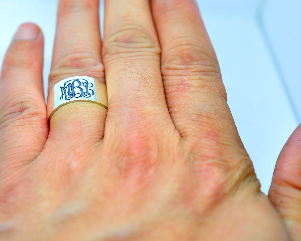 Personalisierte Monogramm Namensring Graviert 3 Initialen, Silber Hand-stempel-Breitband-Ring, Design Unisex Ring, Vatertag, Weihnachten Geschenk Personalisierte Monogramm Namensring Graviert 3 Initialen, Silber Hand-stempel-Breitband-Ring, Design Unisex Ring, Vatertag, Weihnachten Geschenk von weimeiOrnaments