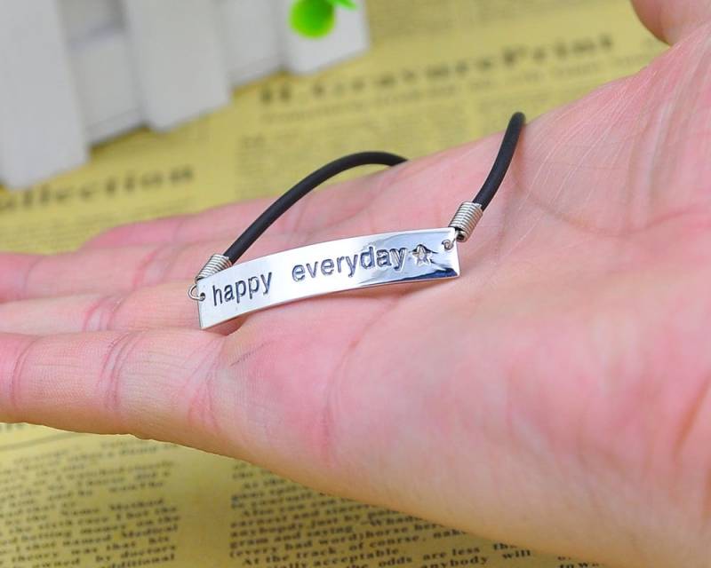 Personalisierte Unisex Lederarmband, Worte Gravierte Anhänger, Sterling Silber Benutzerdefinierte Hand Stempel Schmuck, Speichergeschenk von weimeiOrnaments