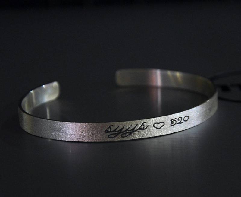 Sandstrahl Silber Armreif Benutzerdefinierte Signatur, Gravur Name Datum Handschrift Armreif, Personalisierte Bling Armband, Memory Schmuck Geschenk Sandstrahl Silber Armreif Benutzerdefinierte Signatur, Gravur Name Datum Handschrift Armreif, Personalisierte Bling Armband, Memory Schmuck Geschenk von weimeiOrnaments