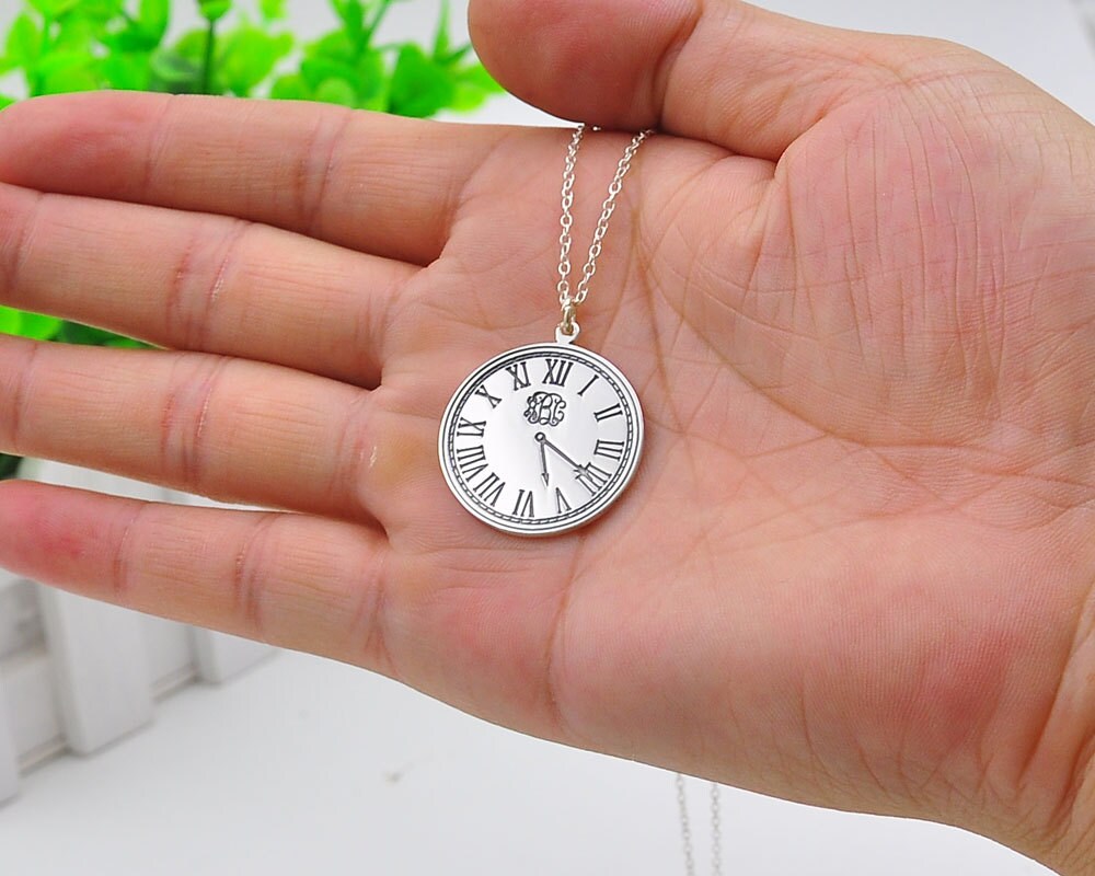 Silber-, Benutzerdefinierte Zeit Uhr Monogrammhalskette, Personalisierte 3 Anfängliche Scheibe, Halten Sie Ihre in Erinnerung Schmuck Silber-, Benutzerdefinierte Zeit Uhr Monogrammhalskette, Personalisierte 3 Anfängliche Scheibe, Halten Sie Ihre in Erinnerung Schmuck von weimeiOrnaments