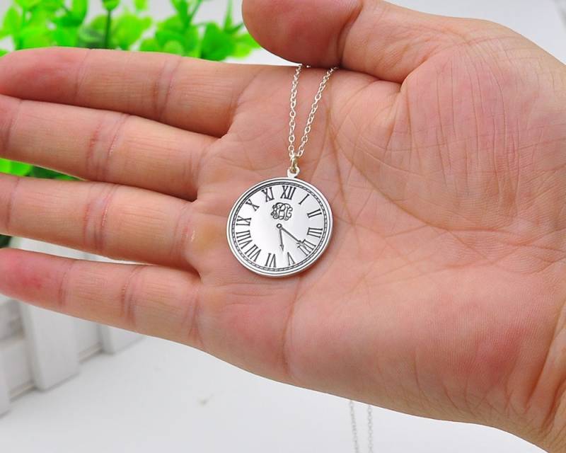 Silber-, Benutzerdefinierte Zeit Uhr Monogrammhalskette, Personalisierte 3 Anfängliche Scheibe, Halten Sie Ihre in Erinnerung Schmuck von weimeiOrnaments