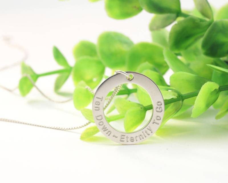 sterling Silber Kreis Halskette, Zitat Halskette Mit Gravur, Personalisierte Worte Pendent, Ring Charm, Box Kette, Gedenkschmuck, Weihnachtsgeschenk sterling Silber Kreis Halskette, Zitat Halskette Mit Gravur, Personalisierte Worte Pendent, Ring Charm, Box Kette, Gedenkschmuck, Weihnachtsgeschenk von weimeiOrnaments