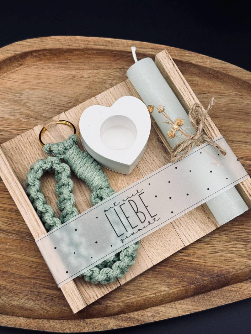 Geschenkset Makramee-Schlüsselanhänger Mit Stabkerze Und Kerzenhalter| Makramee-Schlüsselgeschenk | Kleines Mitbringsel Kleinigkeit von werkstark