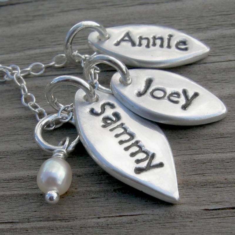Drei Blütenblatt Mom Halskette Sterling Silber Handstamped Pmc Anhänger Perle Mutter Geschenk Personalisiert Drei Blütenblatt Mom Halskette Sterling Silber Handstamped Pmc Anhänger Perle Mutter Geschenk Personalisiert von westbyron