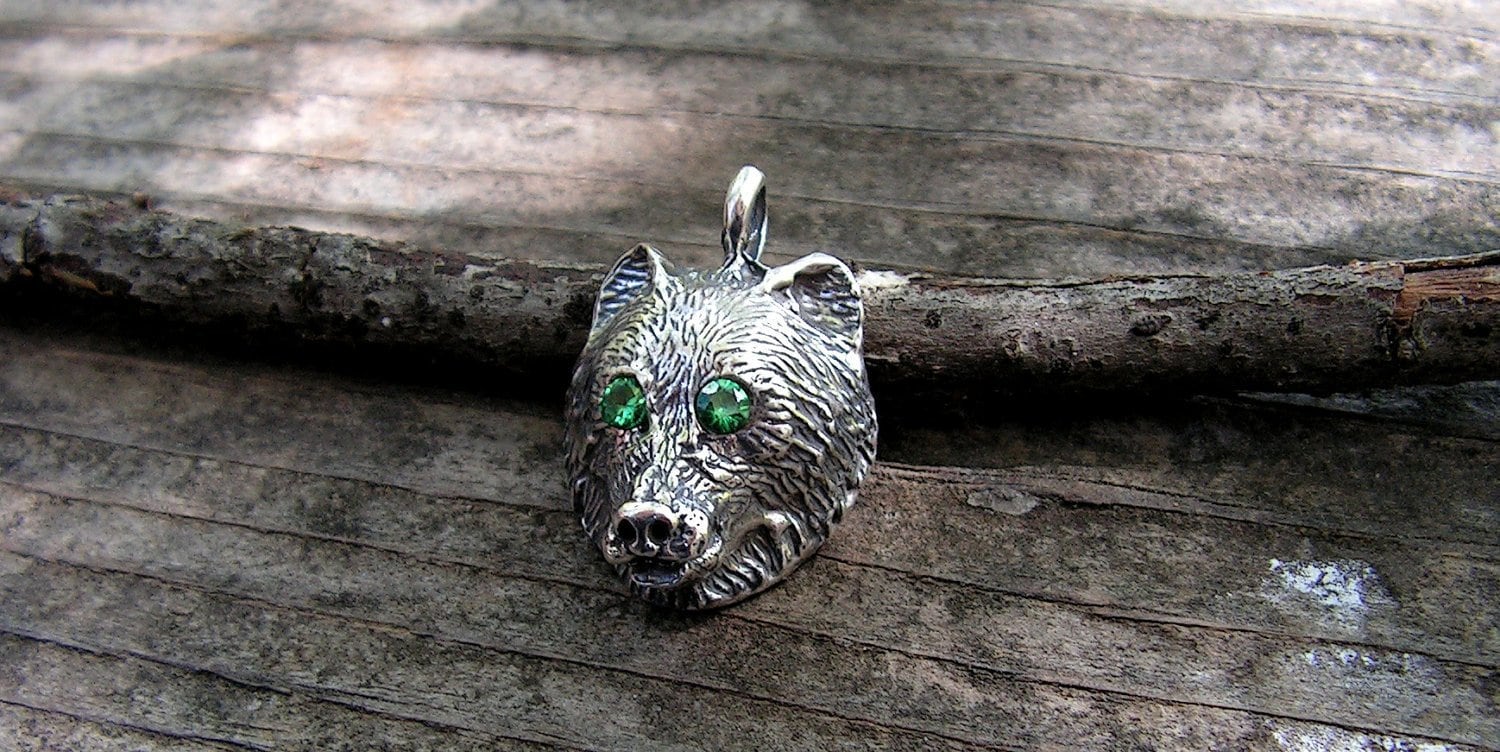 Bärenanhänger Mit Smaragdaugen Aus Sterlingsilber Bärenanhänger Mit Smaragdaugen Aus Sterlingsilber von westernmountain