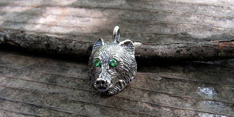 Bärenanhänger Mit Smaragdaugen Aus Sterlingsilber Bärenanhänger Mit Smaragdaugen Aus Sterlingsilber von westernmountain
