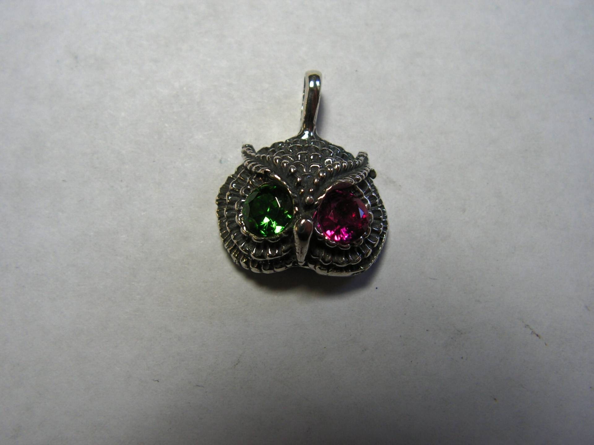 Eulen Anhänger Mit Rubin Und Smaragd in Sterling Silber Eulen Anhänger Mit Rubin Und Smaragd in Sterling Silber von westernmountain