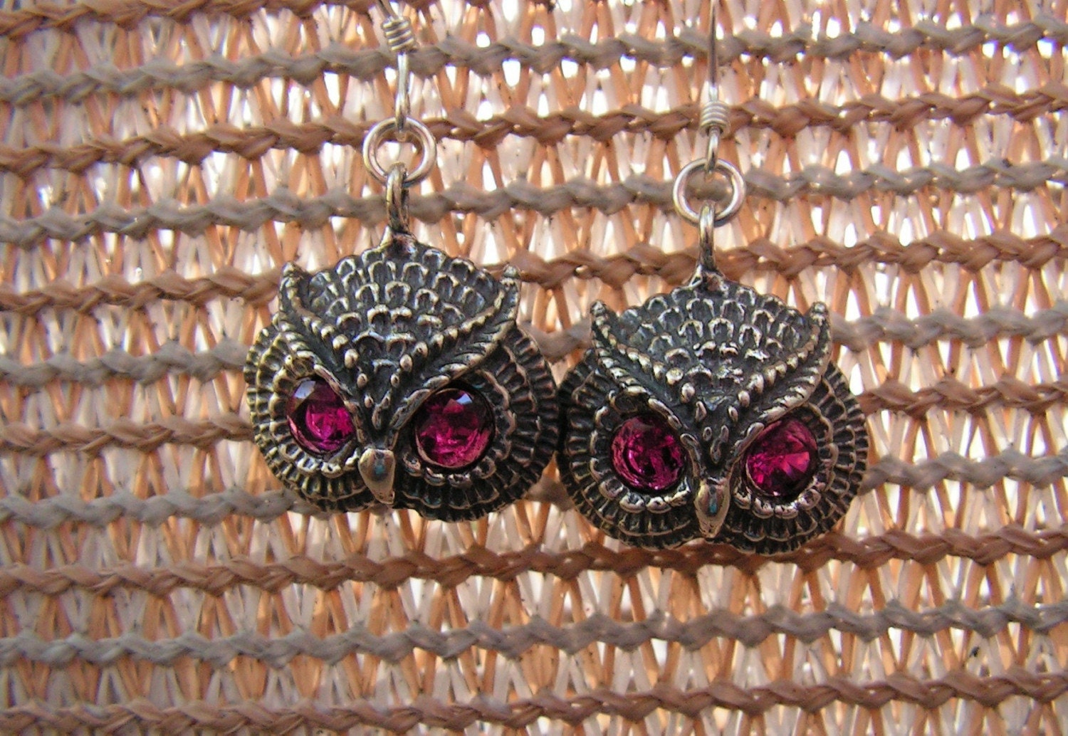 Eule Ohrringe Mit Rubin Augen in Sterling Silber Eule Ohrringe Mit Rubin Augen in Sterling Silber von westernmountain