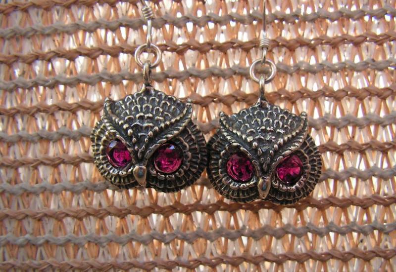 Eule Ohrringe Mit Rubin Augen in Sterling Silber Eule Ohrringe Mit Rubin Augen in Sterling Silber von westernmountain