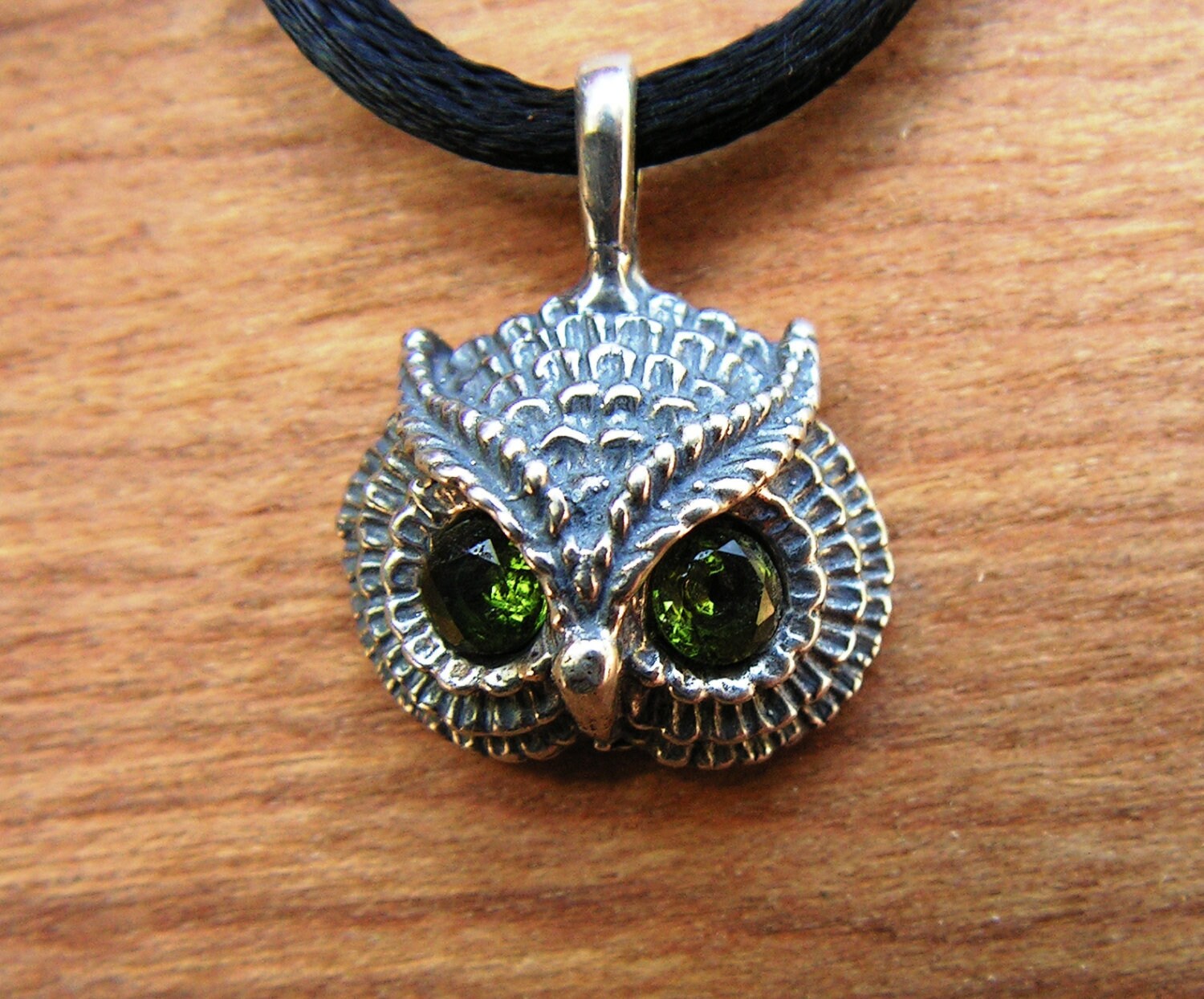 Eulen-Anhänger Mit Peridot-Augen Aus Sterlingsilber Eulen-Anhänger Mit Peridot-Augen Aus Sterlingsilber von westernmountain