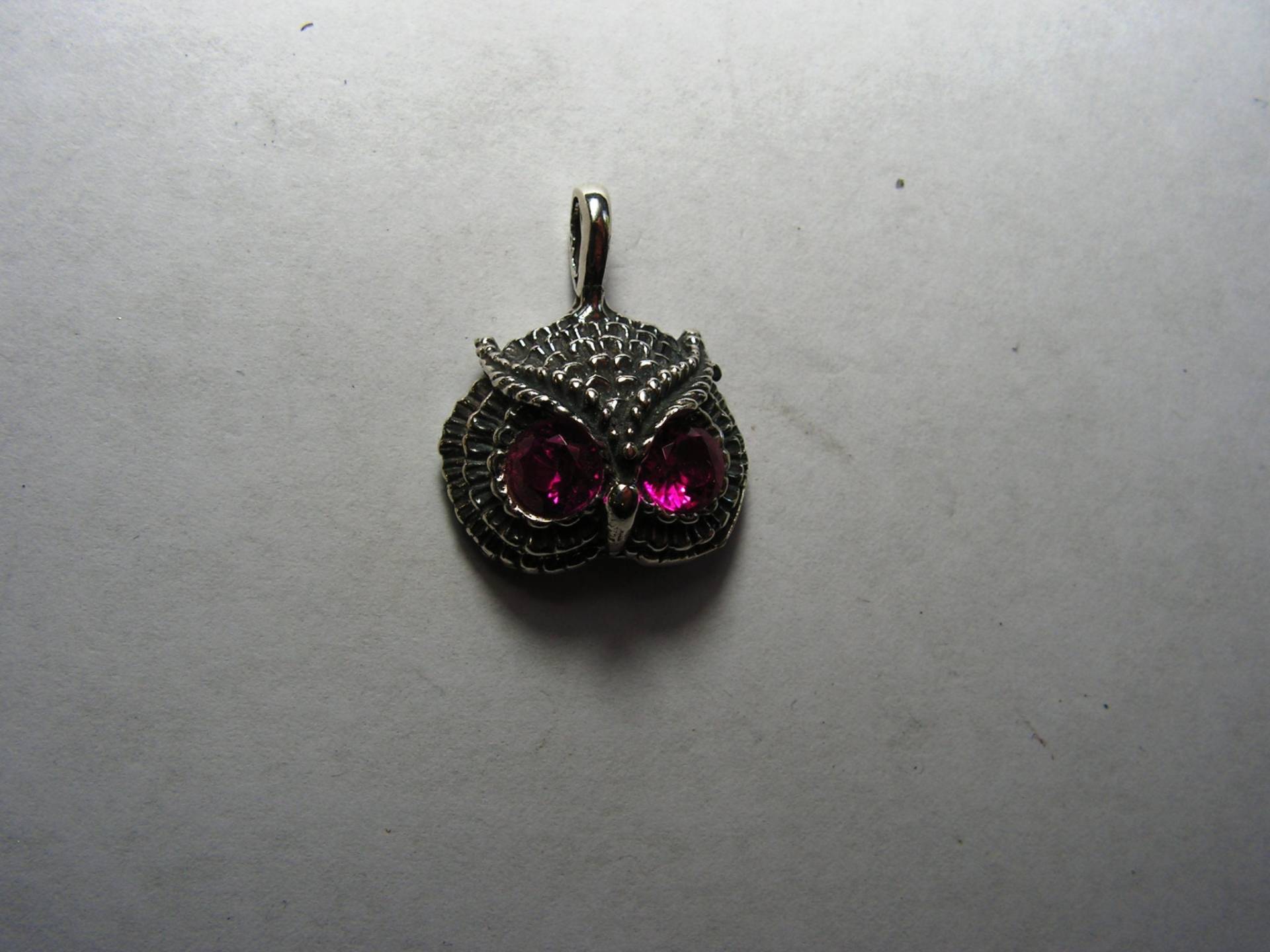 Eulen Anhänger Mit Rubin Augen in Sterling Silber Eulen Anhänger Mit Rubin Augen in Sterling Silber von westernmountain