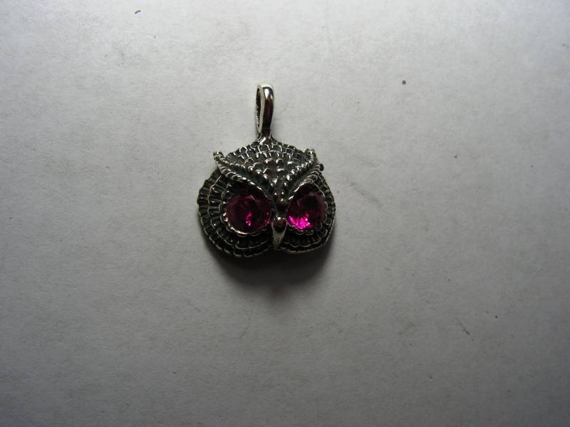 Eulen Anhänger Mit Rubin Augen in Sterling Silber Eulen Anhänger Mit Rubin Augen in Sterling Silber von westernmountain