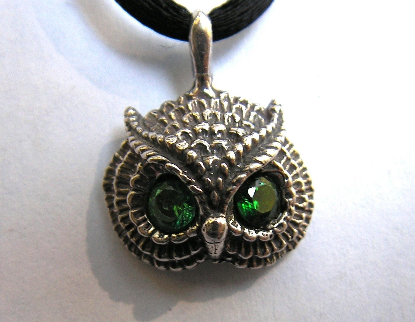 Eulen-Anhänger Mit Smaragdaugen Aus Sterlingsilber Eulen-Anhänger Mit Smaragdaugen Aus Sterlingsilber von westernmountain
