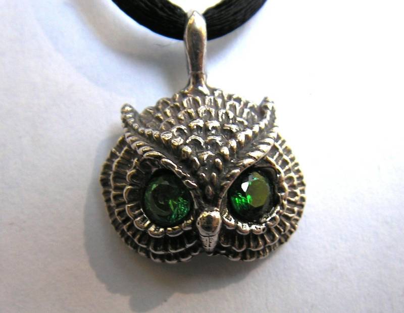 Eulen-Anhänger Mit Smaragdaugen Aus Sterlingsilber Eulen-Anhänger Mit Smaragdaugen Aus Sterlingsilber von westernmountain