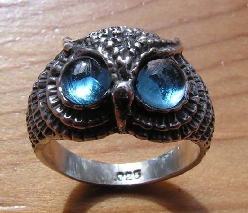Eulenring Mit Aqua-Aura-Augen Aus Sterlingsilber Eulenring Mit Aqua-Aura-Augen Aus Sterlingsilber von westernmountain
