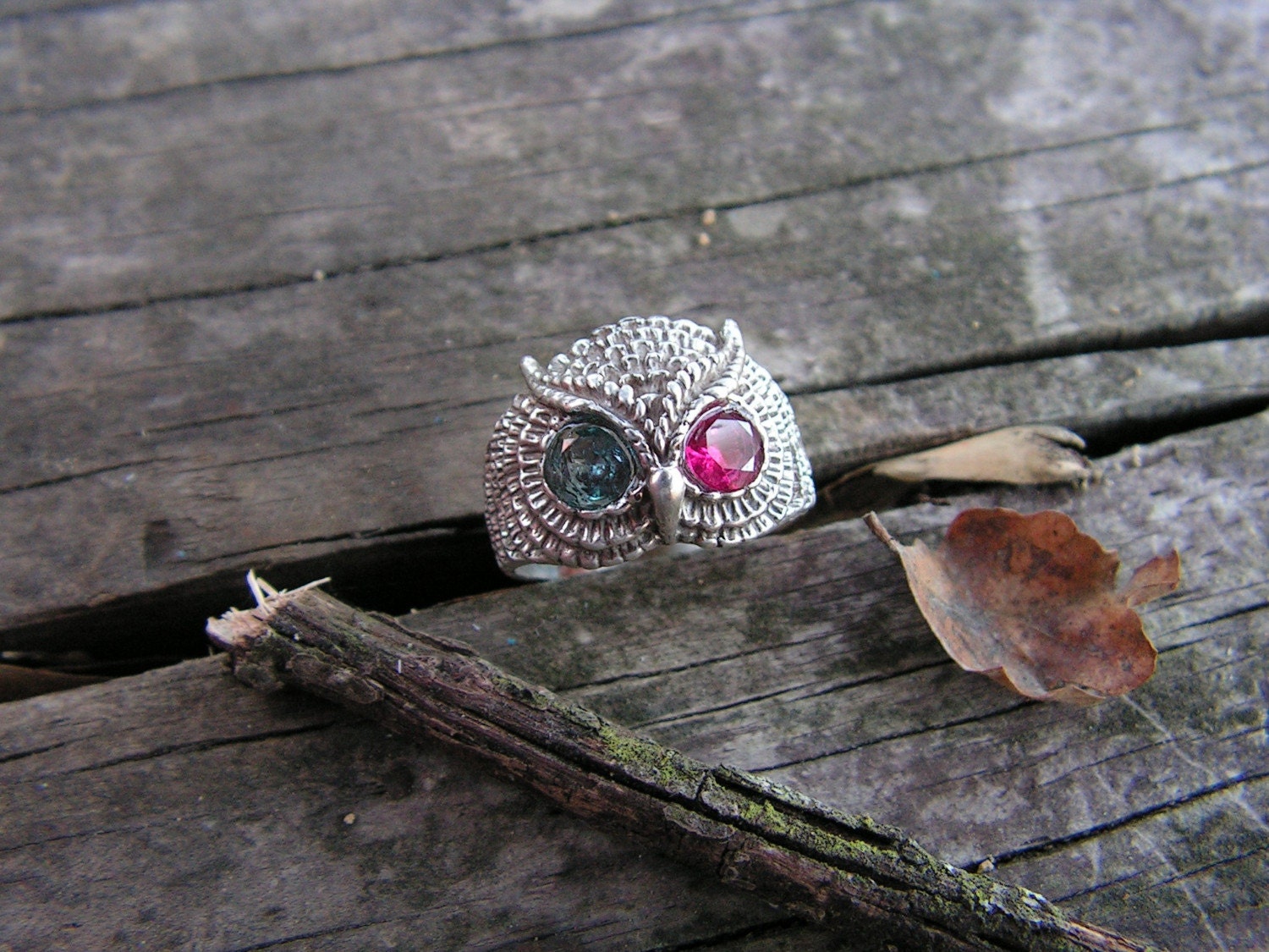Eulenring Mit Aquamarin Und Rubin Als Augen in Sterling Silber Eulenring Mit Aquamarin Und Rubin Als Augen in Sterling Silber von westernmountain