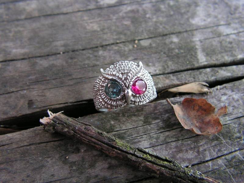 Eulenring Mit Aquamarin Und Rubin Als Augen in Sterling Silber Eulenring Mit Aquamarin Und Rubin Als Augen in Sterling Silber von westernmountain