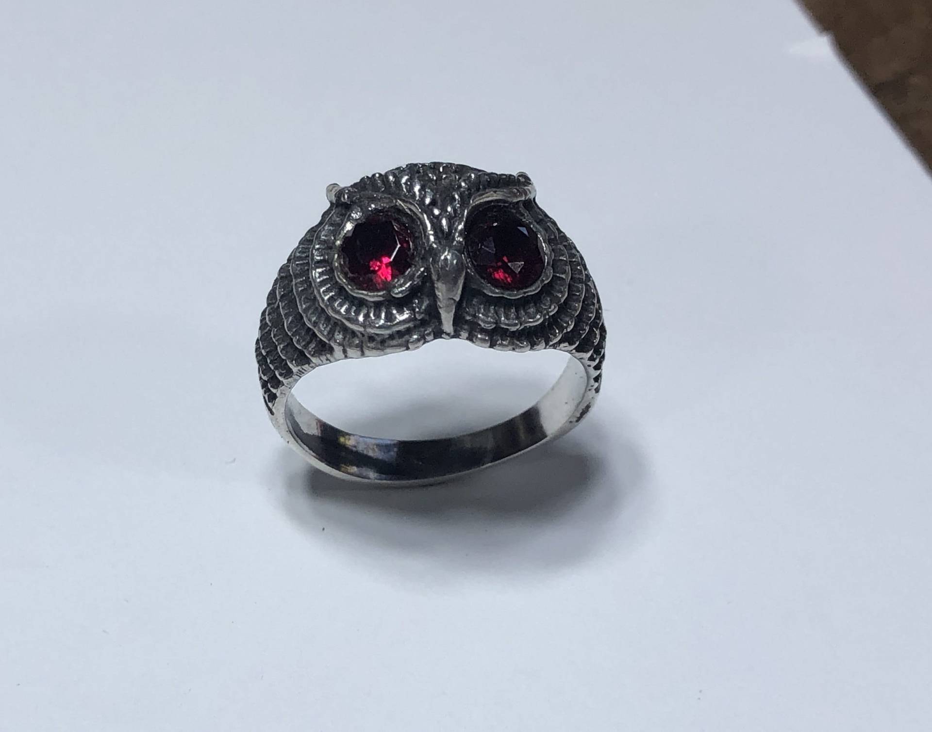 Eulenring Mit Granataugen in Sterlingsilber Eulenring Mit Granataugen in Sterlingsilber von westernmountain