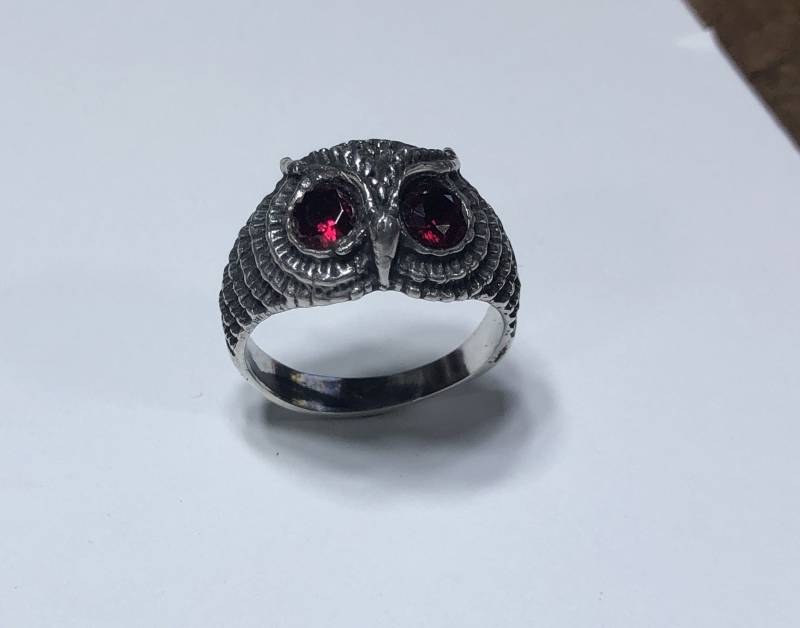 Eulenring Mit Granataugen in Sterlingsilber Eulenring Mit Granataugen in Sterlingsilber von westernmountain