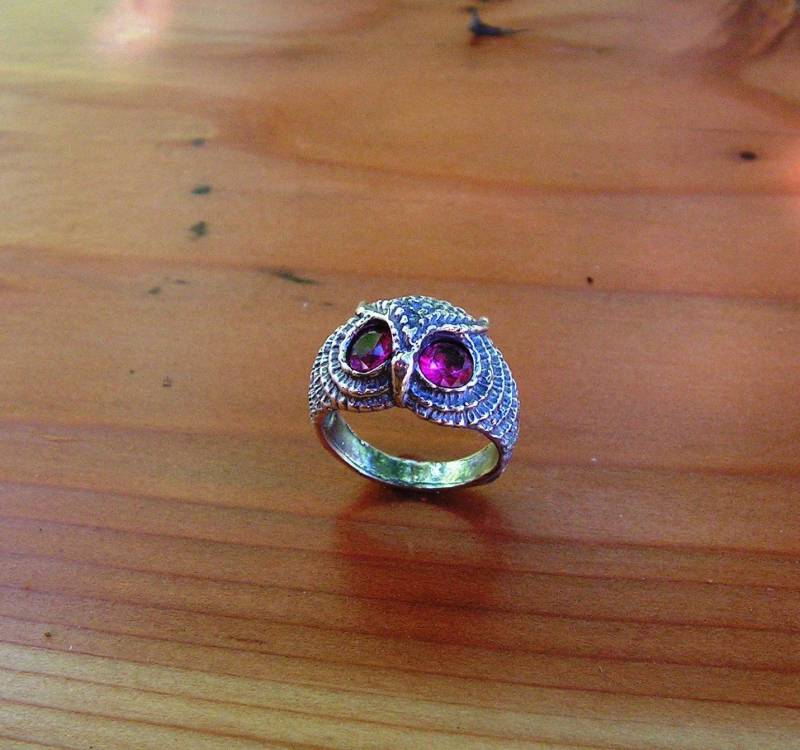 Eulenring Mit Rubinaugen Aus Sterlingsilber von westernmountain
