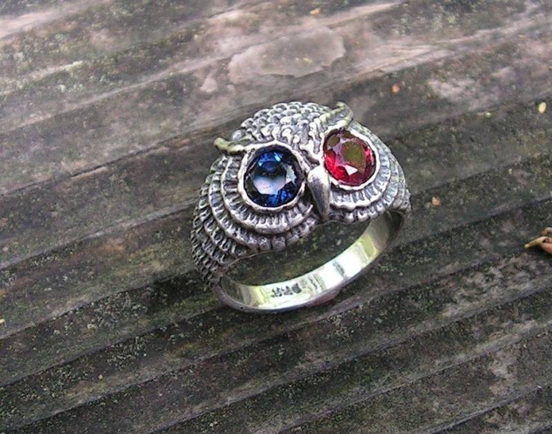 Eulenring Mit Saphir Und Granat Augen in Sterling Silber Eulenring Mit Saphir Und Granat Augen in Sterling Silber von westernmountain
