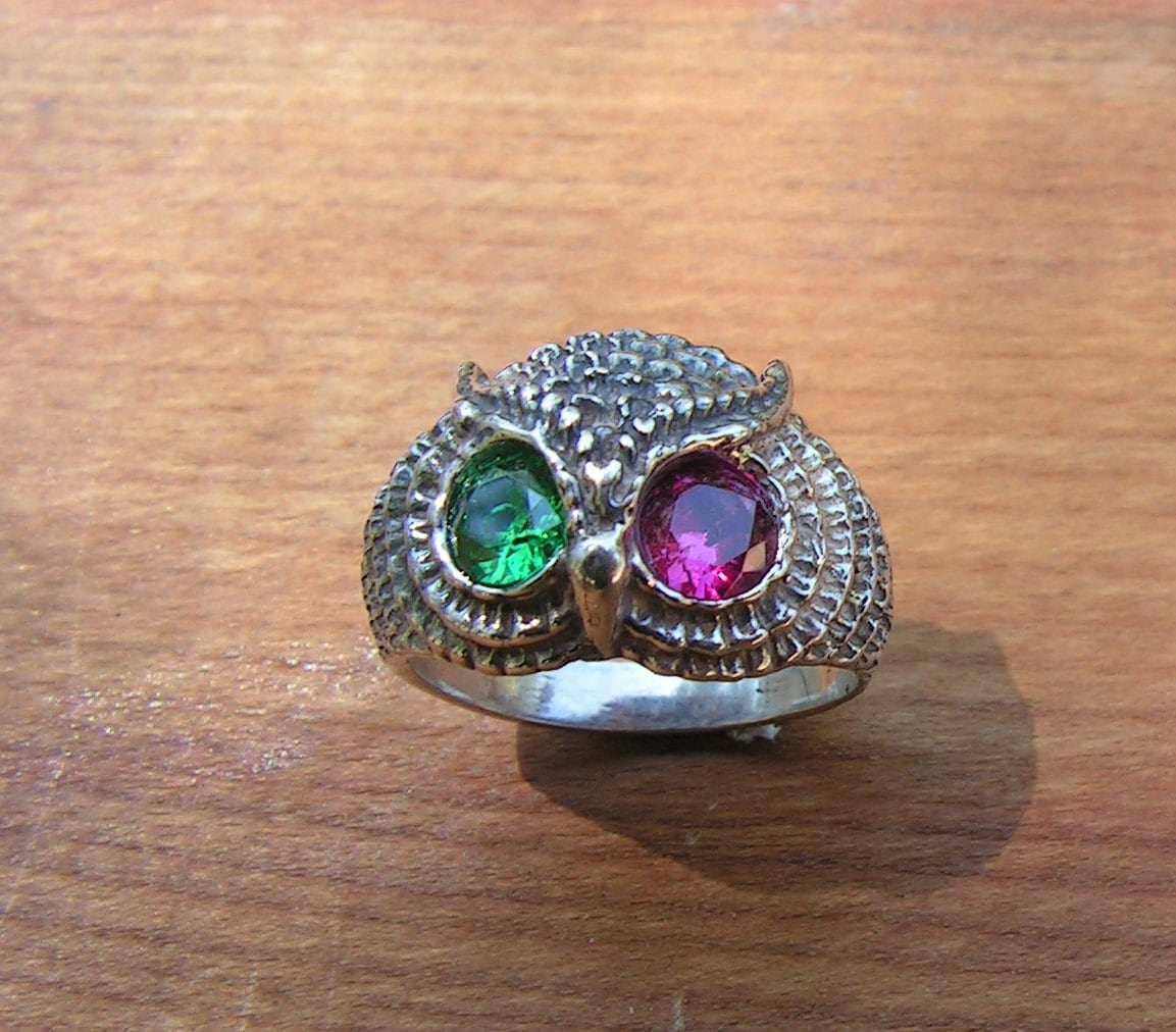 Eulenring Mit Smaragd Und Rubinaugen in Sterlingsilber Eulenring Mit Smaragd Und Rubinaugen in Sterlingsilber von westernmountain