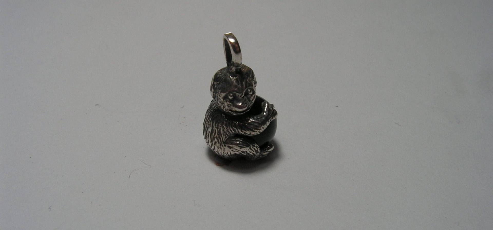 Faultier Anhänger Mit Schwarzem Onyx Und Sterling Silber Faultier Anhänger Mit Schwarzem Onyx Und Sterling Silber von westernmountain