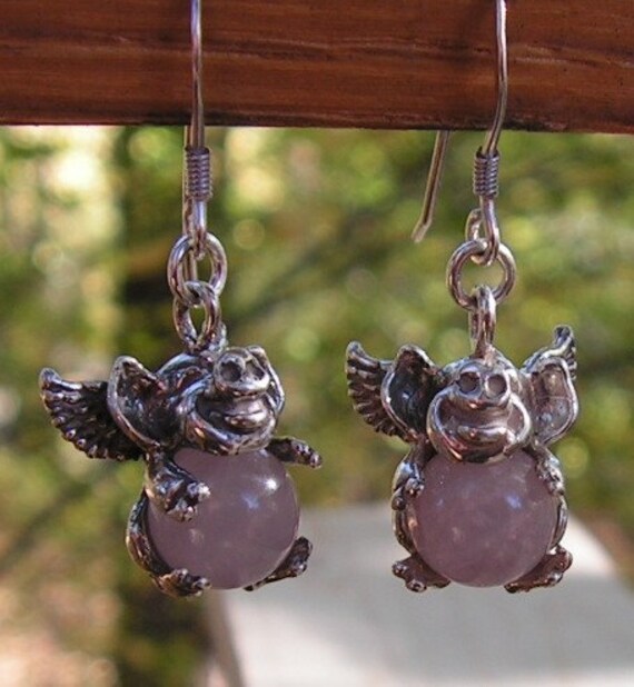 Fliegende Schwein-Ohrringe Mit Rosenquarz in Sterling Silber Fliegende Schwein-Ohrringe Mit Rosenquarz in Sterling Silber von westernmountain