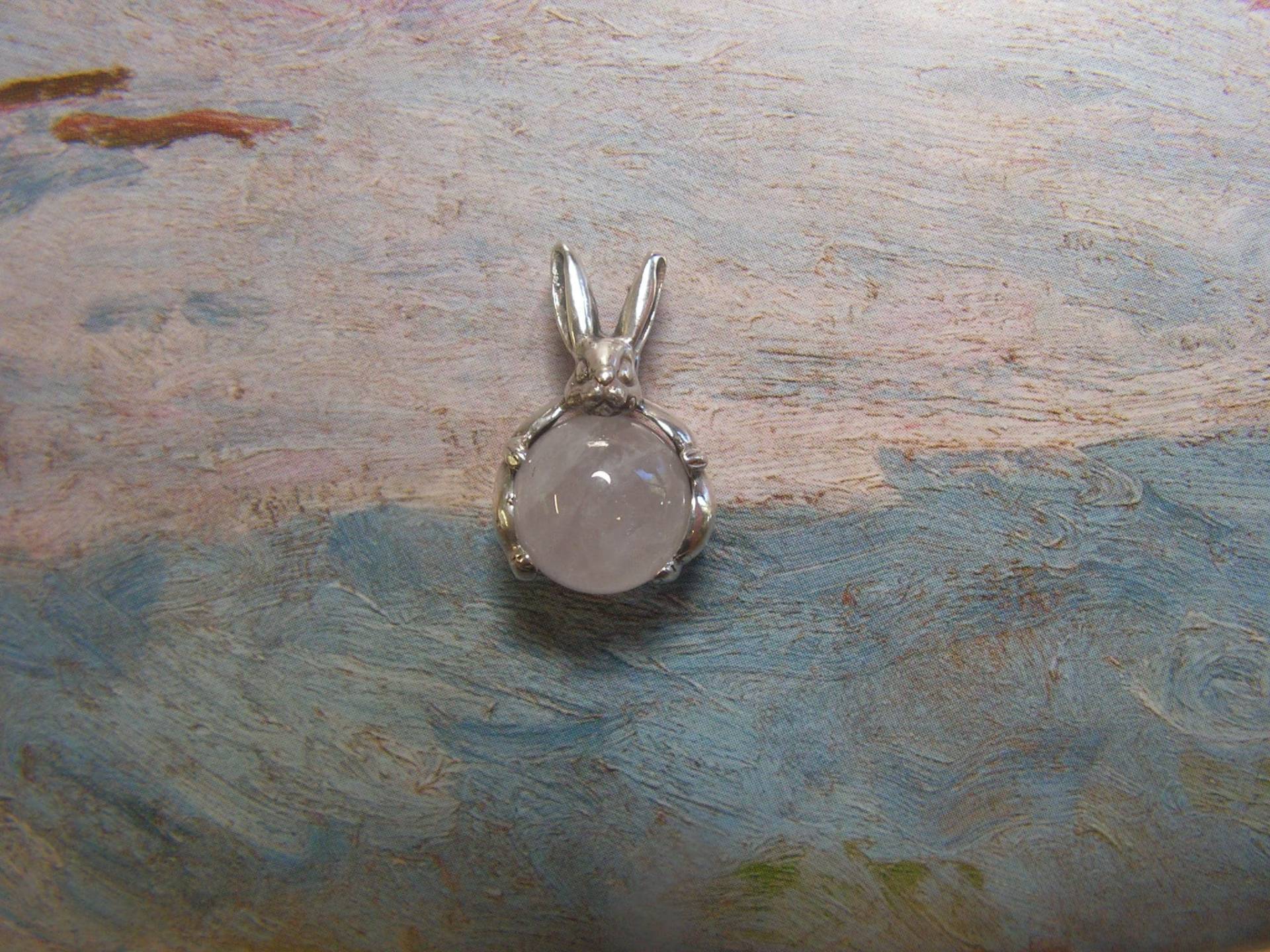 Kaninchen Anhänger Mit Natürlichen Rosenquarz in Sterling Silber Kaninchen Anhänger Mit Natürlichen Rosenquarz in Sterling Silber von westernmountain