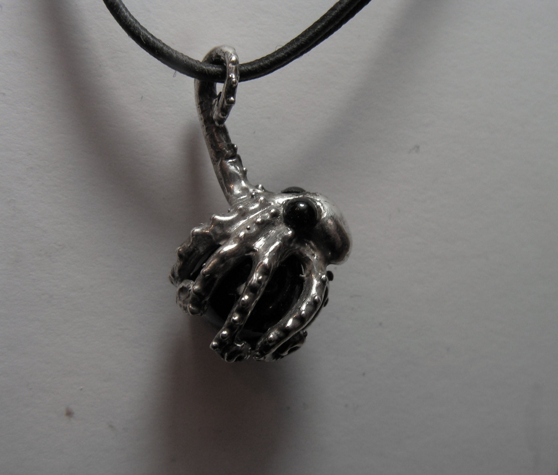 Oktopus Anhänger Mit Schwarzen Onyx Augen in Sterling Silber Oktopus Anhänger Mit Schwarzen Onyx Augen in Sterling Silber von westernmountain