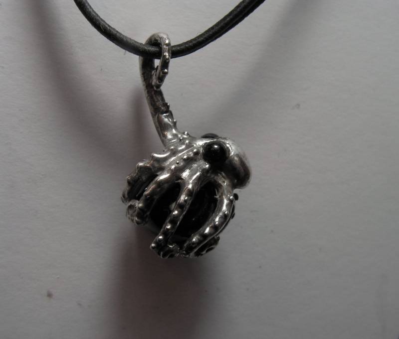 Oktopus Anhänger Mit Schwarzen Onyx Augen in Sterling Silber Oktopus Anhänger Mit Schwarzen Onyx Augen in Sterling Silber von westernmountain