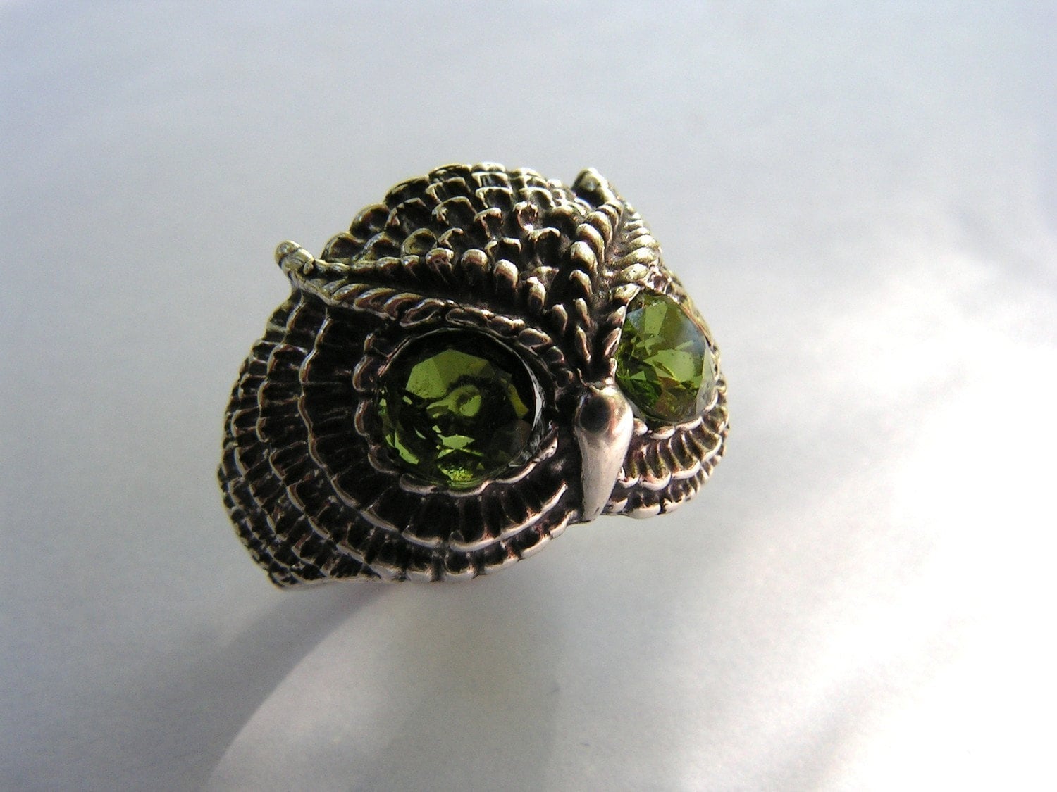 Ring Eule Mit Peridot Augen in Sterling Silber Ring Eule Mit Peridot Augen in Sterling Silber von westernmountain