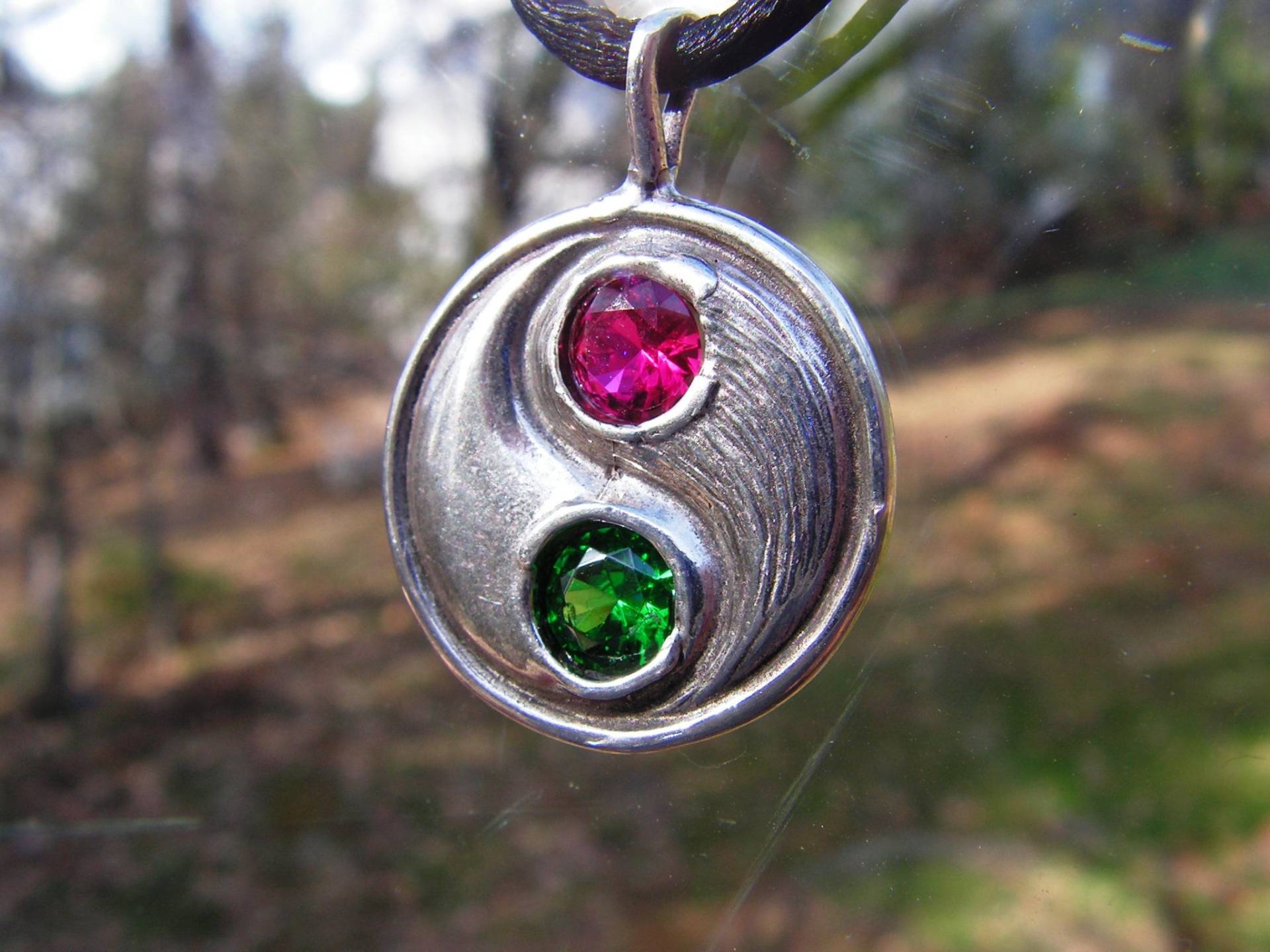 Yin Yang Anhänger Mit Smaragd Und Rubin in Sterling Silber Yin Yang Anhänger Mit Smaragd Und Rubin in Sterling Silber von westernmountain