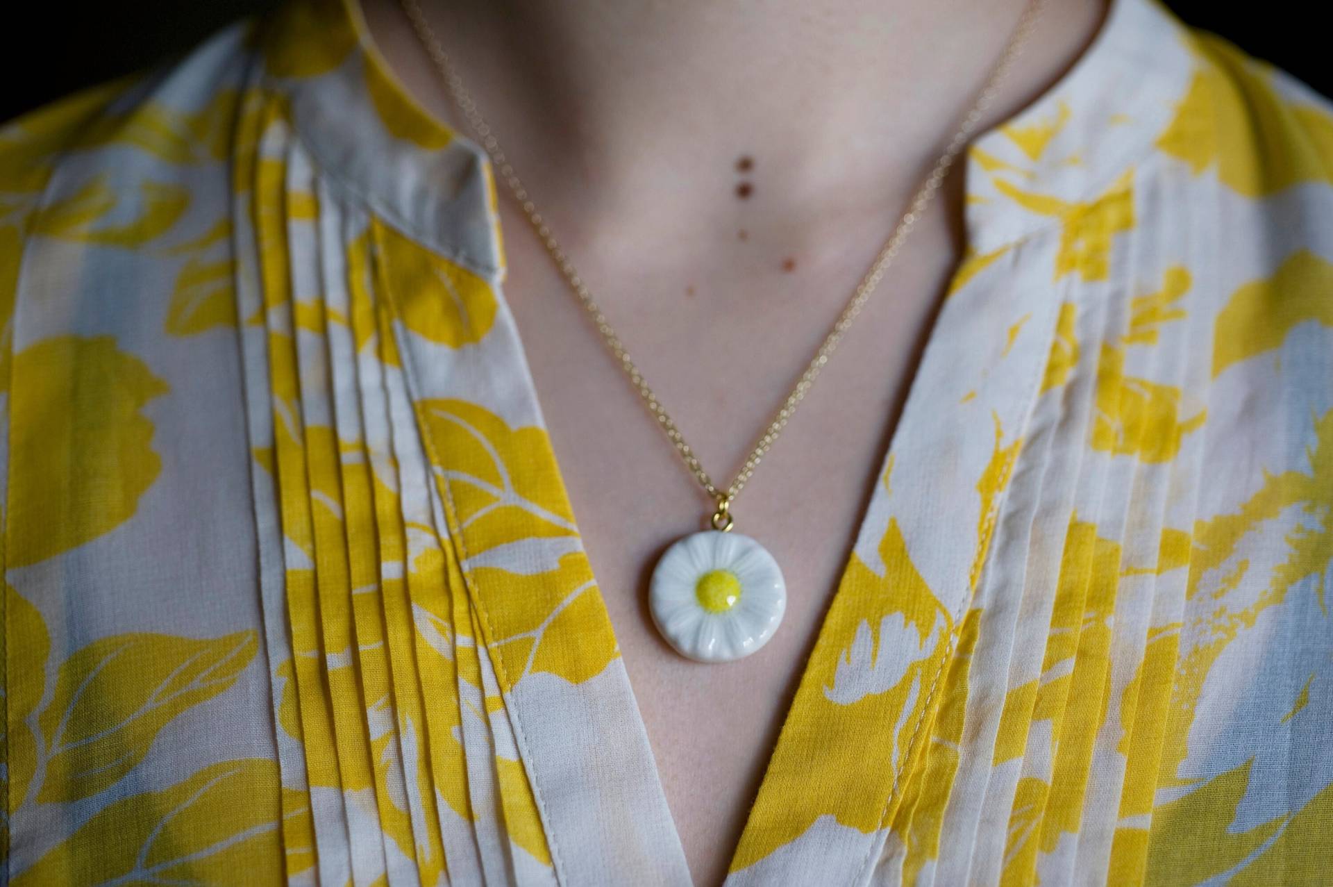 Daisy Porzellan Anhänger Handgemacht Handbemalt Skulptur Charm Miniatur Keramik Blumen Kunst Daisy Porzellan Anhänger Handgemacht Handbemalt Skulptur Charm Miniatur Keramik Blumen Kunst von weststudioloft