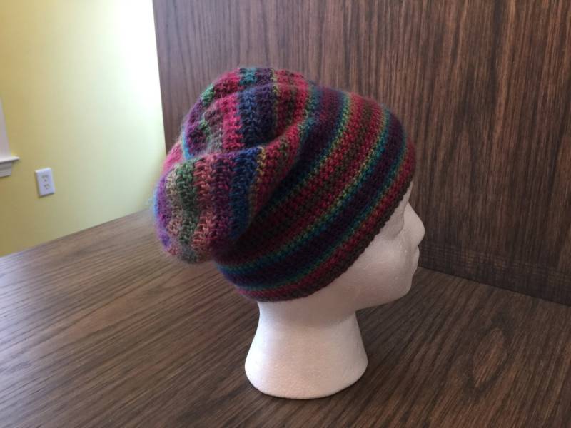 Mehrfarbig Gestreifte Gehäkelte Slouchy Mütze Mehrfarbig Gestreifte Gehäkelte Slouchy Mütze von westvillagecrochet