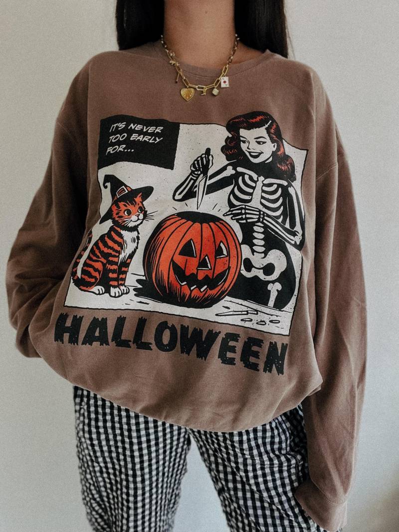 Es Ist Nie Zu Früh Halloween Rundhalsausschnitt, Vintage Inspirierter Halloween-Sweatshirt, Cat Lady Halloween-T-Shirt Es Ist Nie Zu Früh Halloween Rundhalsausschnitt, Vintage Inspirierter Halloween-Sweatshirt, Cat Lady Halloween-T-Shirt von wethebabesco