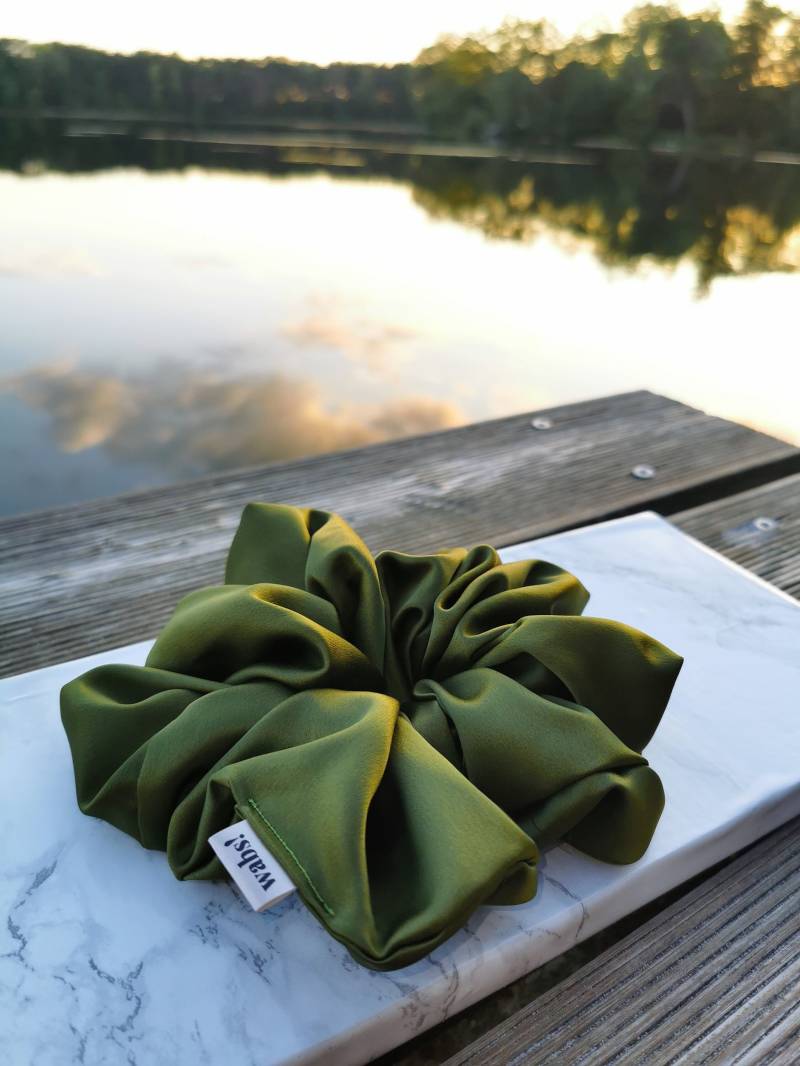 Olive Green Satin Scrunchie Olive Green Satin Scrunchie von whatabunscrunchies