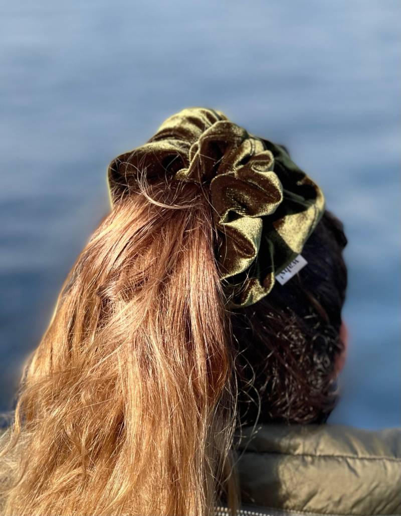 Olive Green Velvet Scrunchie Olive Green Velvet Scrunchie von whatabunscrunchies