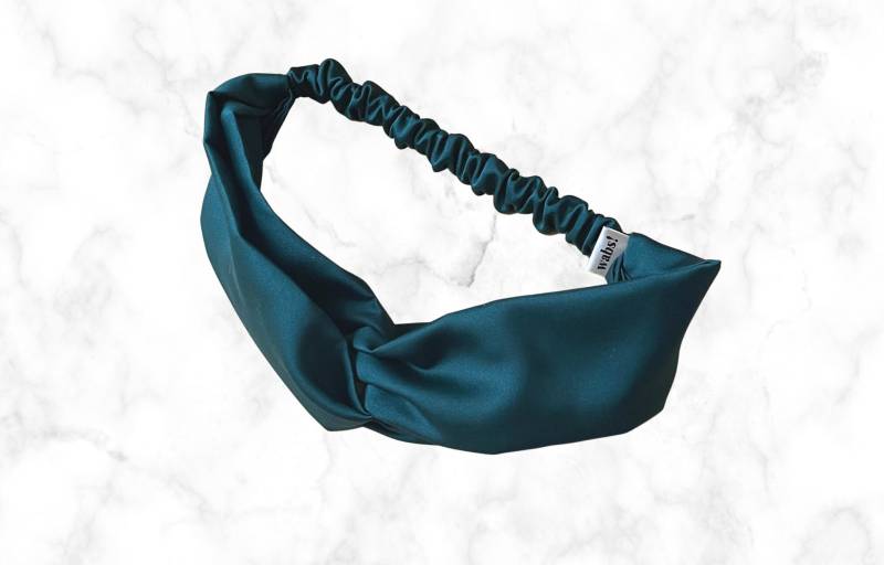 Satin Twisted Stirnband Waldgrün Satin Twisted Stirnband Waldgrün von whatabunscrunchies