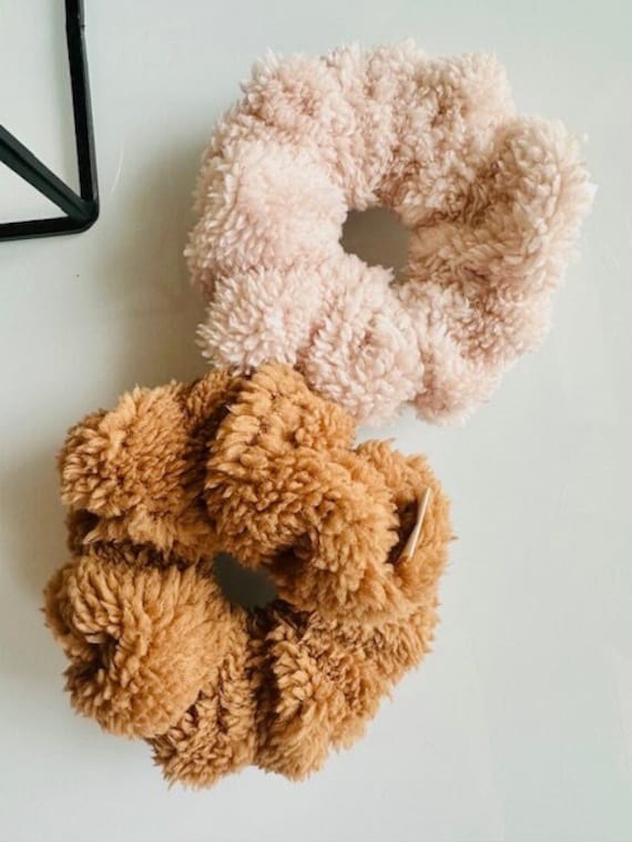 Teddy Fluffy Scrunchie von whatabunscrunchies