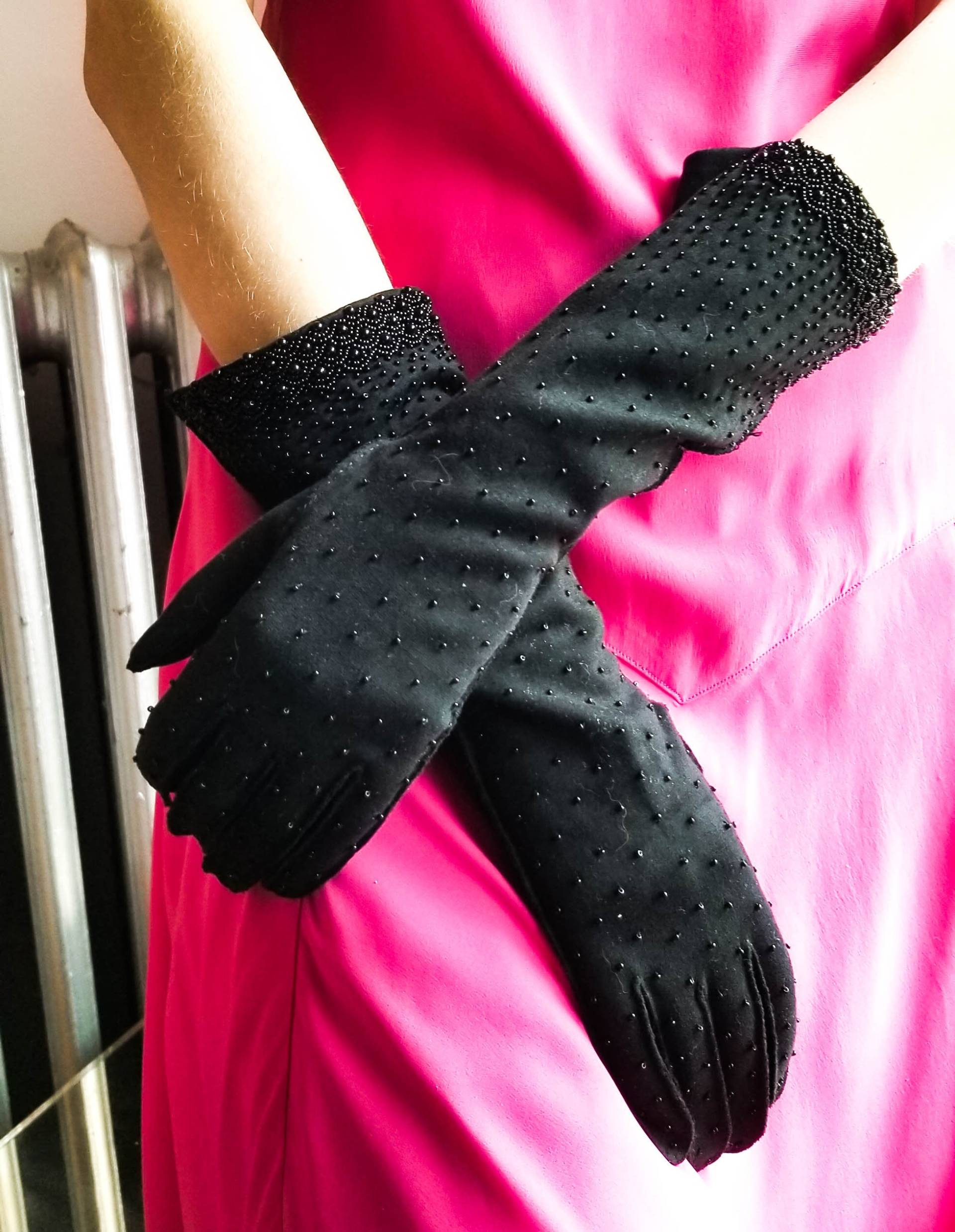 Atemberaubende Paar Doppelt Gewebte Schwarze Perlen Ellenbogen Handschuhe Größe 6, 5 " Atemberaubende Paar Doppelt Gewebte Schwarze Perlen Ellenbogen Handschuhe Größe 6, 5 " von whatadishcollection