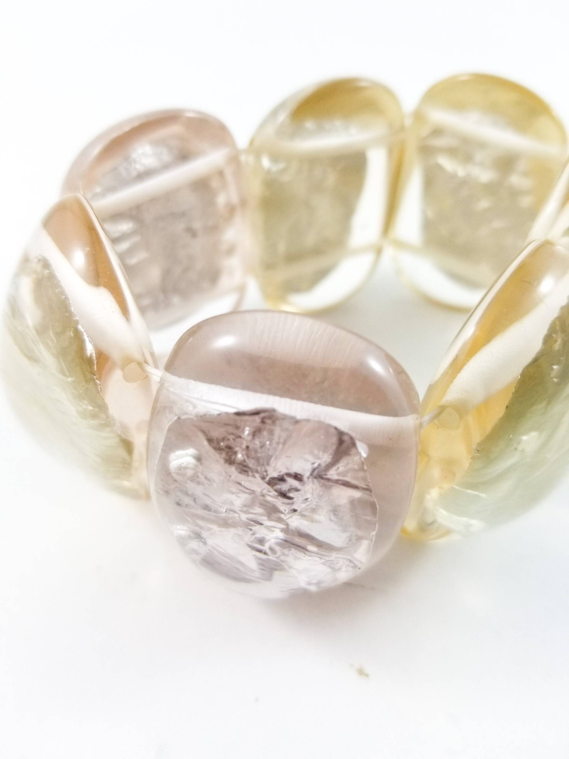 Ehrfürchtig Acryl Fliesen Klarfolie Ummantelt Lucite Armreif Mit Rosa Und Gelben Tönen Ehrfürchtig Acryl Fliesen Klarfolie Ummantelt Lucite Armreif Mit Rosa Und Gelben Tönen von whatadishcollection